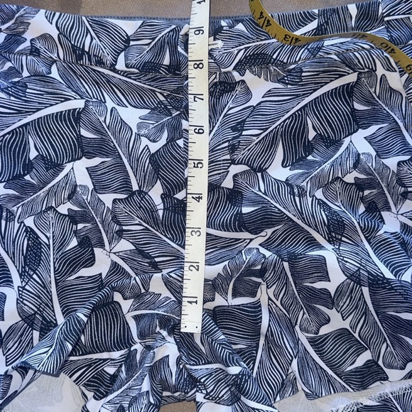 Banana Republic Hampton Fit Navy & White Tropical Leaf Print Shorts 3.5” Inseam - Picture 5 of 9